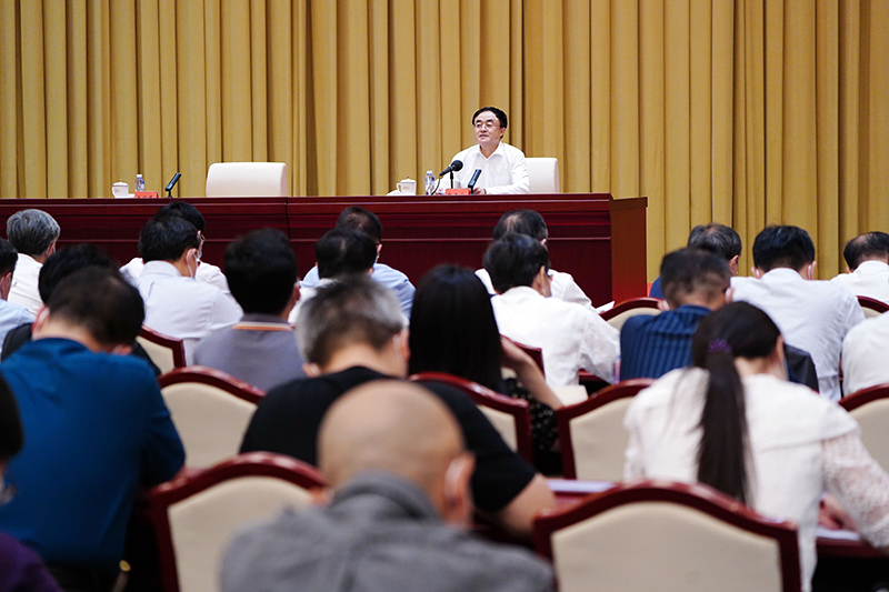 7月5日,党史学习教育中央宣讲团成员曲青山在首场报告会上作宣讲报告。